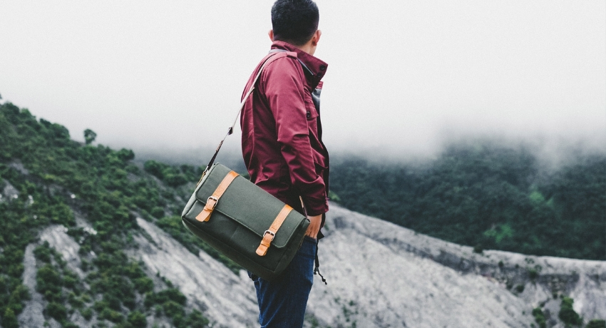 homem com uma bolsa transversal - marca em evidência