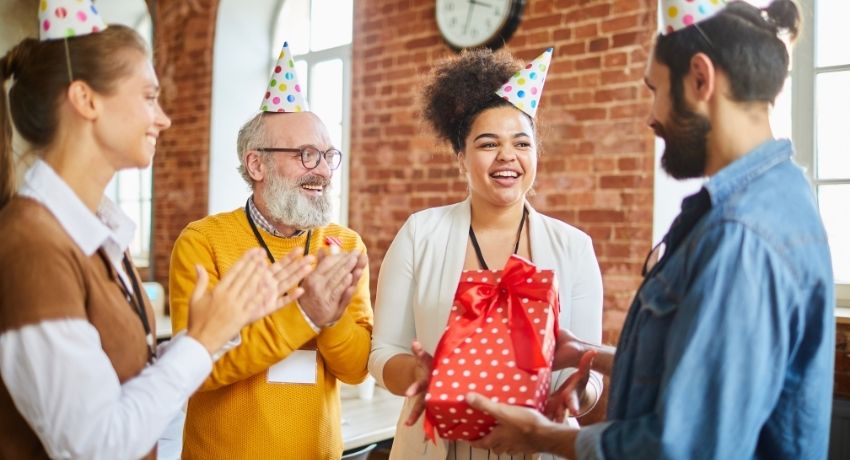 ideias para comemorar aniversário de funcionários