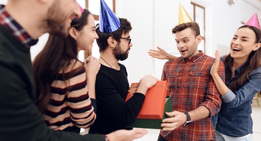 ideias para comemorar aniversário de funcionários