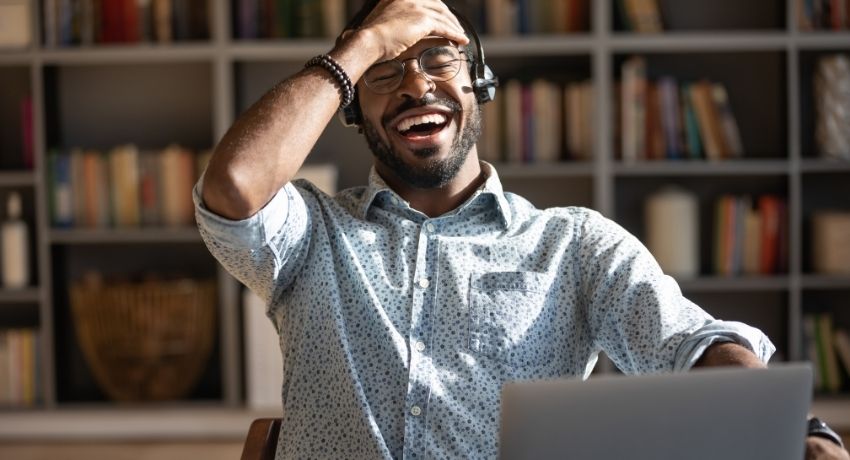 homem interagindo durante webinar