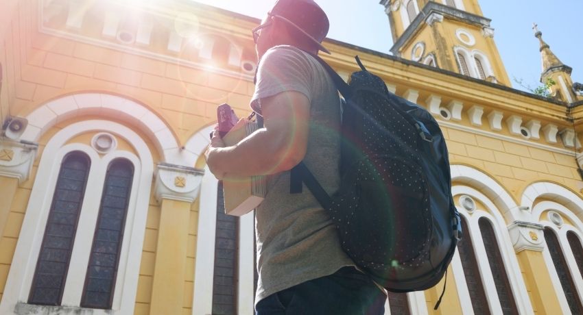 homem usando uma mochila durante viagem