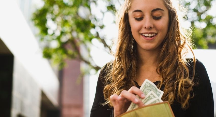 funcionária guardando seus pertencentes - melhores necessaires personalizadas