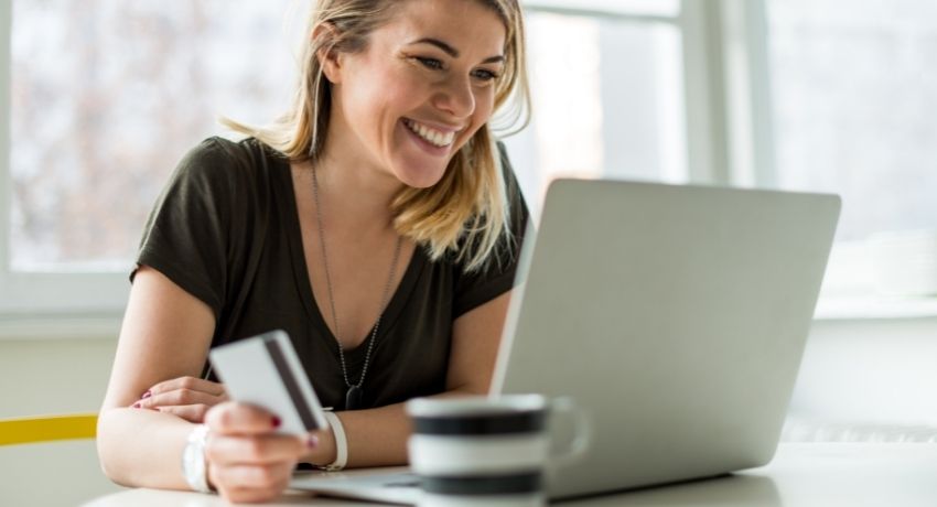 mulher no computador fazendo compras pela internet