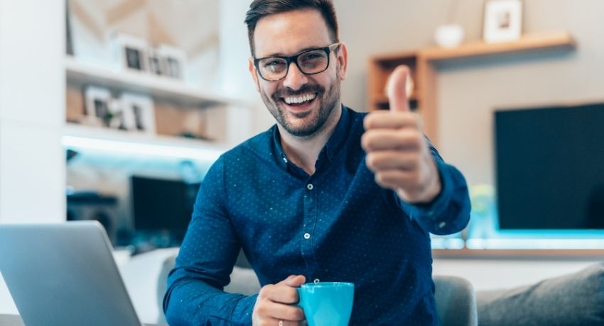 funcionário feliz - brindes para o home office