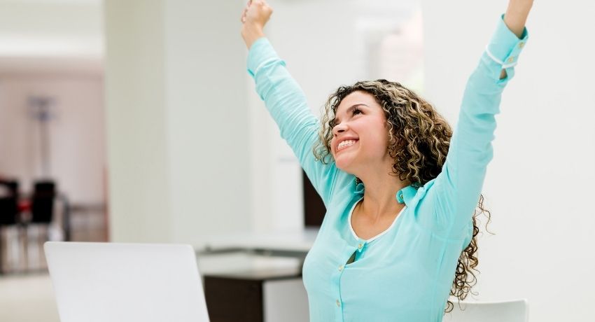 Colaboradora feliz comemorando no home office