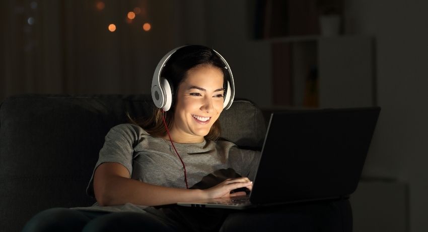 Mulher assistindo no computador - fim de ano no home office