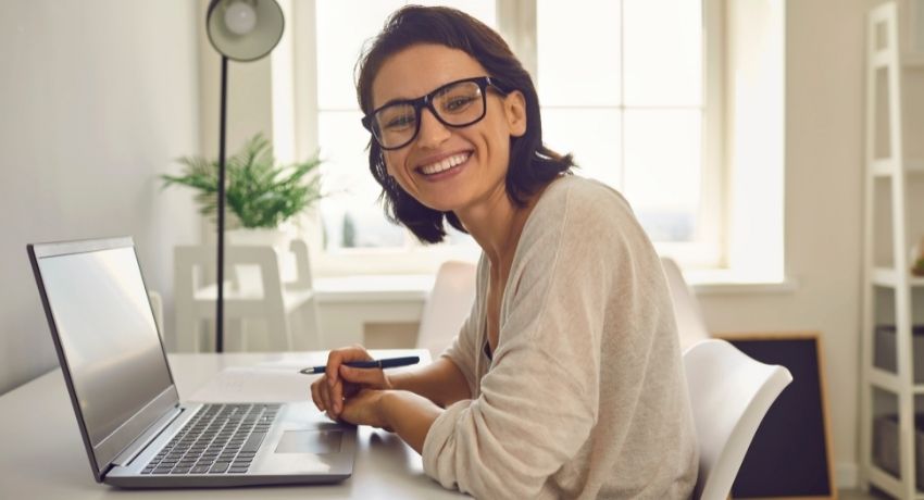 funcionário com computador em home office - qualidade de vida dos funcionários