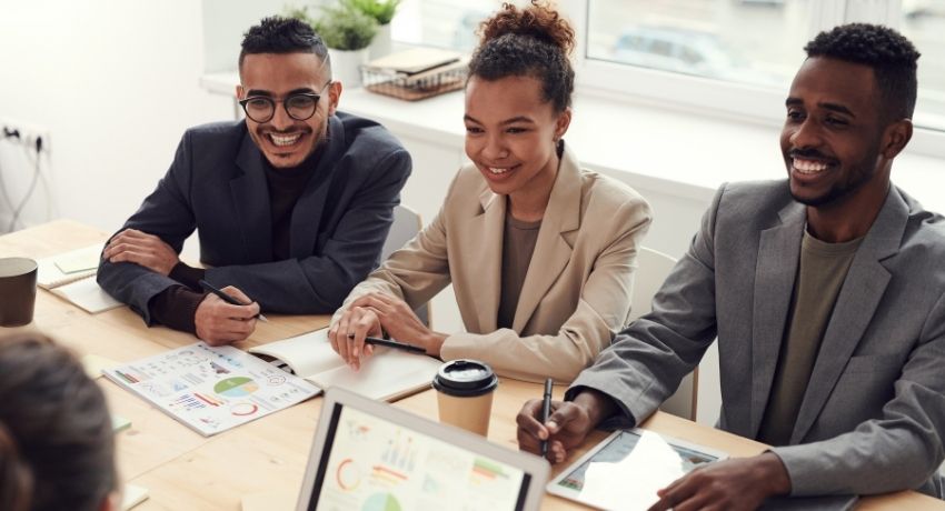 colaboradores felizes durante reunião - qualidade de vida dos funcionários