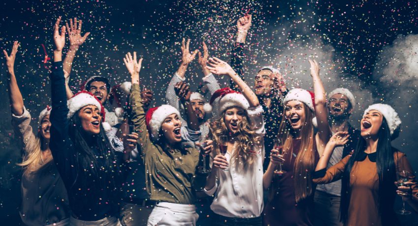 equipe de funcionários celebrando - organizar festa de fim de ano na empresa