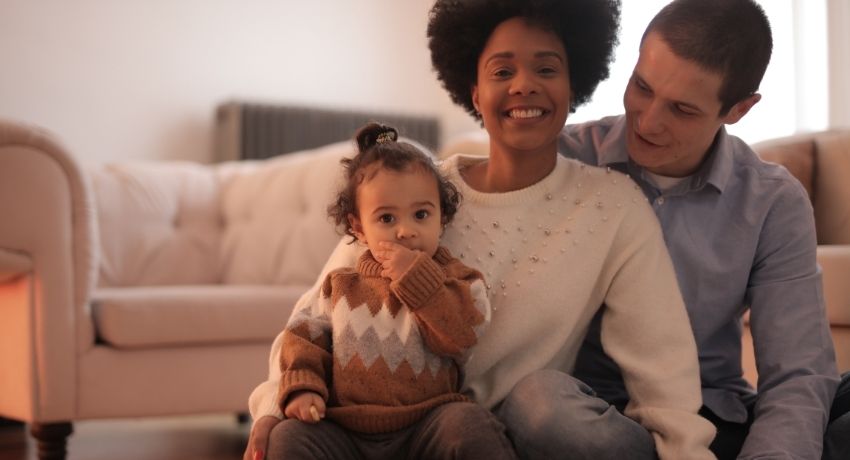 família feliz reunida - dia da família na empresa