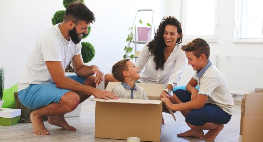 pais felizes brincando com os filhos - dia da família na empresa