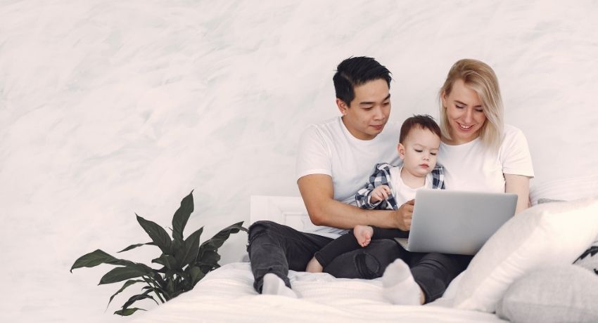 pais e filho olhando no computador - dia da família na empresa