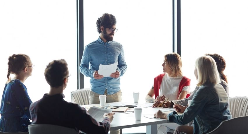 equipe de funcionários reunidos em treinamento na empresa - planejamento de capacitação