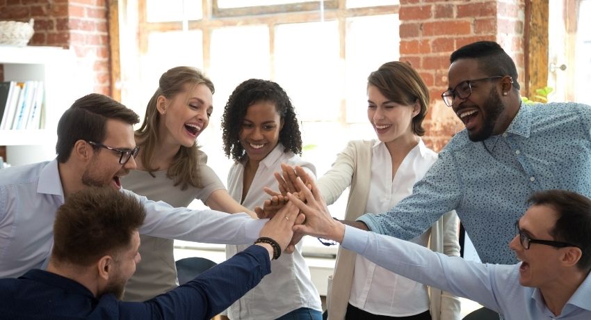 funcionários felizes comemorando - brindes para início do ano