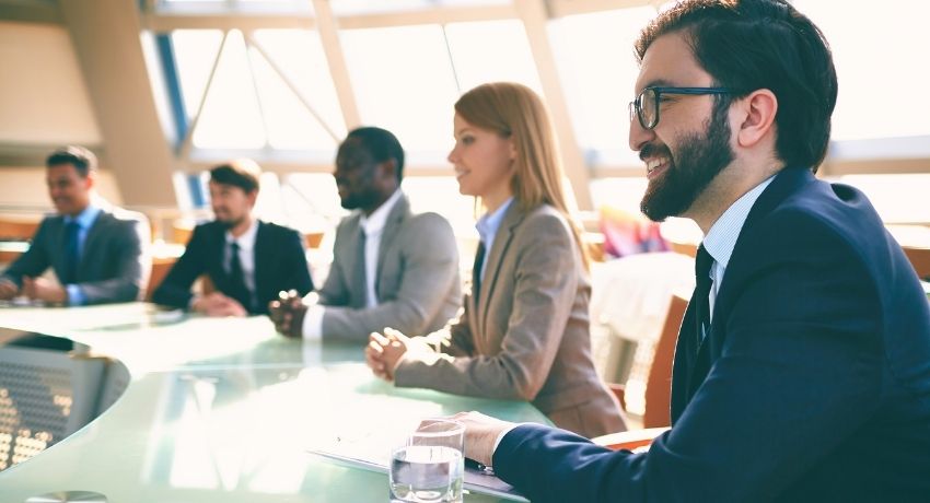 vendedores reunidos durante convenção de vendas