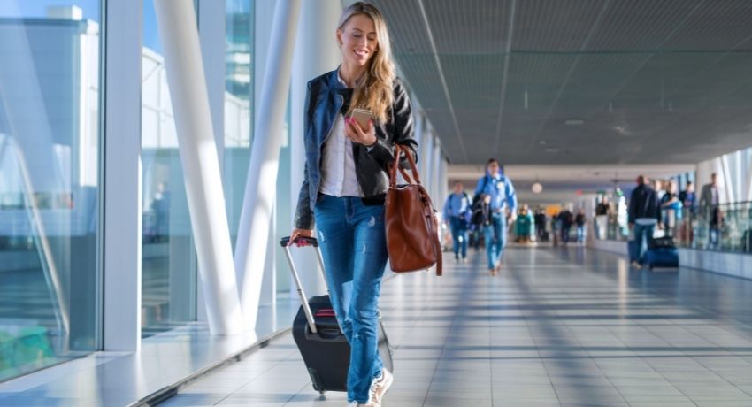 passageira em aeroporto - marketing para agências de viagem