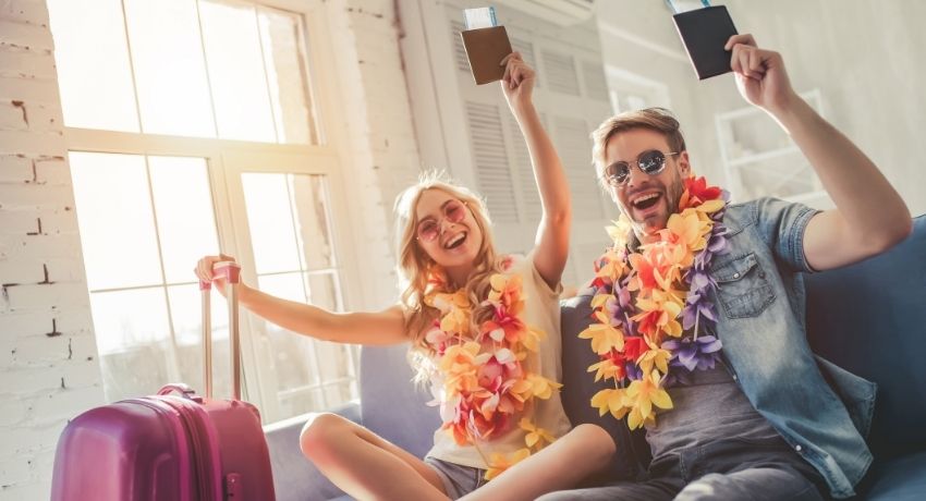 casal feliz com segurando passaportes - marketing para agências de viagem