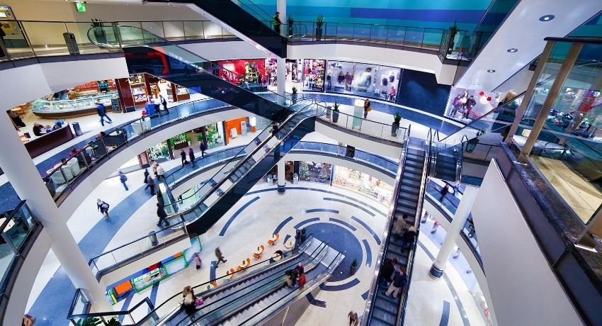 interior de um shopping center - gestão de lojas de shopping