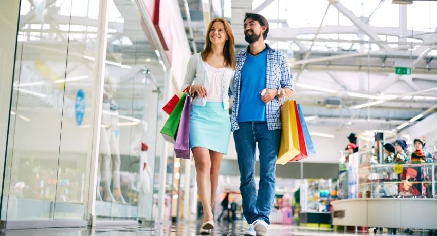 casal passeando em shopping - gestão de lojas de shopping