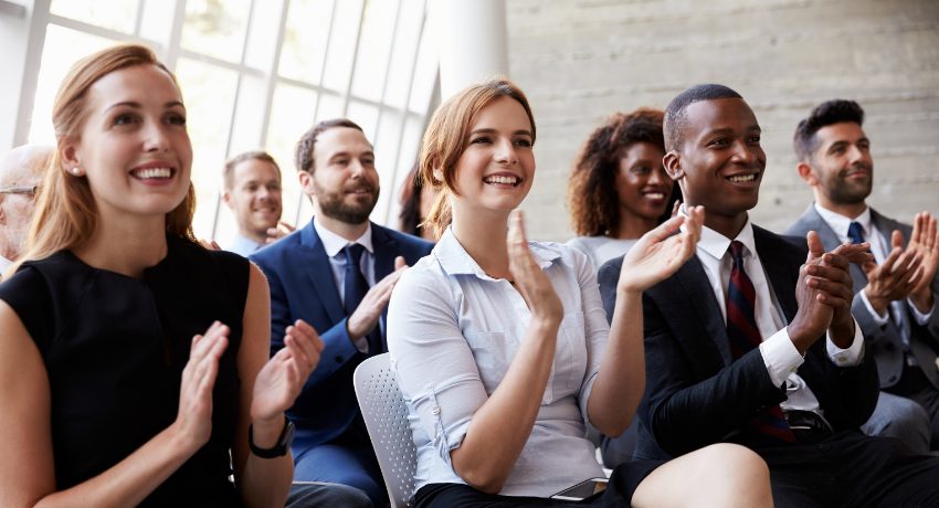 pessoas felizes durante evento - retomada dos eventos