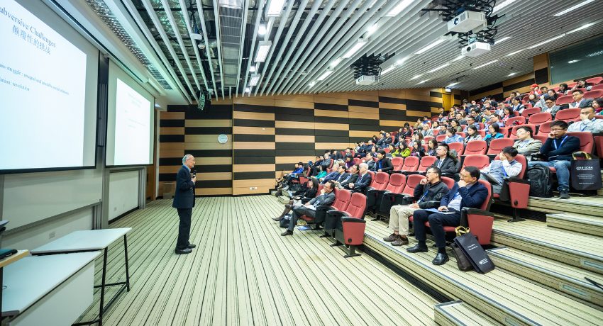 pessoas em auditório durante conferência - retomada dos eventos